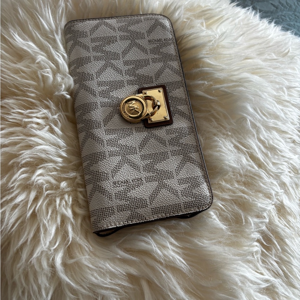 MK signature Hamilton wallet, excellent condition